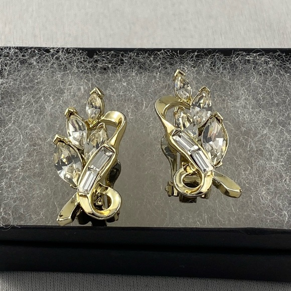 Vintage Pell gold tone clip earrings with rhinestones in Art Deco design - Picture 4 of 4